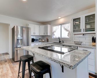 Willamette Valley Getaway w/ Backyard Firepit - Newberg - Cocina