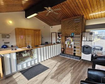 Camelot Court Motel - Prince George - Front desk