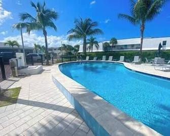 Pink Paradise at Seascape. Getaway by the beach! - Riviera Beach - Pool