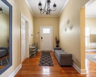 Modern 3-bedroom, big fence yard, Pets stay free - Durham - Living room