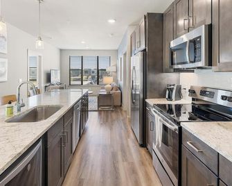 Landing | Modern 1bd, Gym, Courtyard - Cleveland - Kitchen