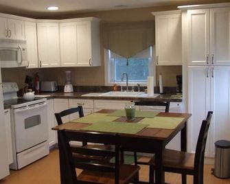 Beautifully Renovated Beach Block 2-Bedroom Unit - Long Beach - Cocina