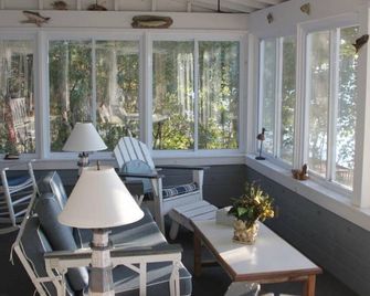 Beach-Front Setting on Lake Ontario. Sleeps 8 in Port Ontario, NY / Pulaski, NY - Pulaski - Living room