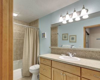 Lincoln Beach Condo w/ Balcony + Ocean Views! - Lincoln Beach - Baño