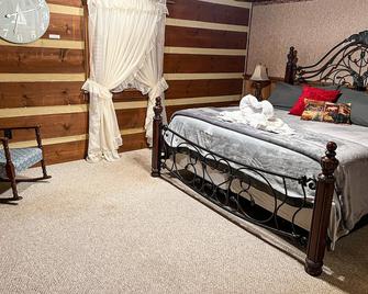 My Old Kentucky Home! Restful Log cabin retreat.. - Saint Charles - Bedroom