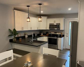 Sunnyside Cottage at Long Lake, 5 minute walk to Causeway - Naples - Cocina