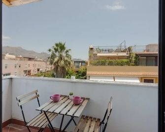 Giardini Naxos Bright Apartments with Balcony - Giardini Naxos - Balcony