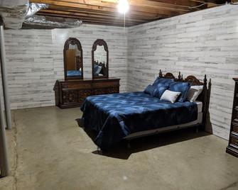 s1. Beautiful home in Historic Scottsboro - Scottsboro - Bedroom