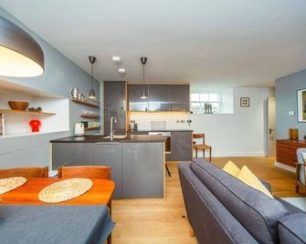 Stylish two bed flat, city centre, free parking - Wells - Restaurant