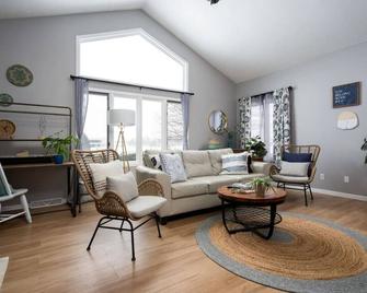 Beautiful King bed Farmhouse in Hudsonville MI - Hudsonville - Living room