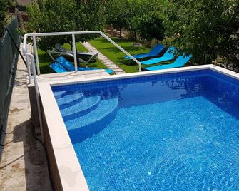 Single-family house of 160m2 with land of 600m2 with capacity for 6 people - Maçanet de la Selva - Piscina