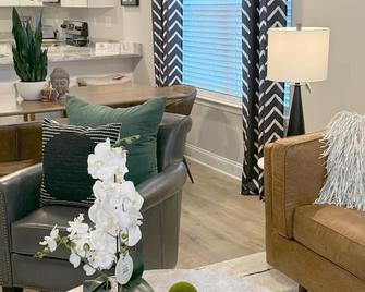 Charming newly built 3-bedroom 2.5 bath house in Southaven, MS - Southaven - Living room