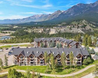Grizzly Springs, Outdoor Pool, Hot Tub, Fireplace - Radium Hot Springs - Gebouw