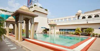 Empires Hotel - Bhubaneswar - Πισίνα