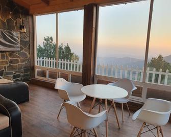 Private House in Khaira Gali with Mountain View - 브후르반 - 라운지