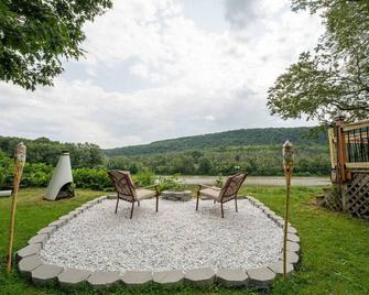 Cozy Cabin On The Susquehanna River-The Nest - Owego - Patio