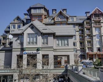 Sixth-floor ski holiday studio with fireplace & gym - short walk to lifts - Whistler - Edificio