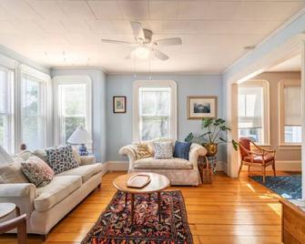 Westport Point Beach House On 1/2 Acre Easy Access To Beach/Historic Village - Westport - Living room
