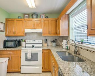 Convenient St Simons Island Home - 3 Mi to Beach! - Brunswick - Kitchen