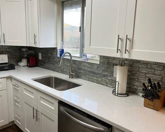 Photo Op with Sasquatch 2 min to walk Silver Mtn - Kellogg - Kitchen