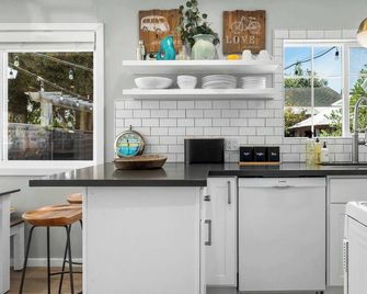 Pet Friendly Pleasure Point Home - Santa Cruz - Kitchen