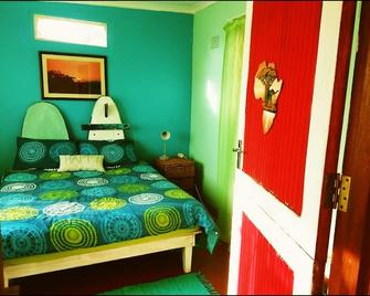 Pumula Surf Camp, Family Run Surf Camp And Surf School 300m Walk To The Beach - Hibberdene - Habitación