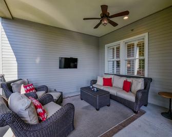 Land of Oz - Tuscaloosa - Living room