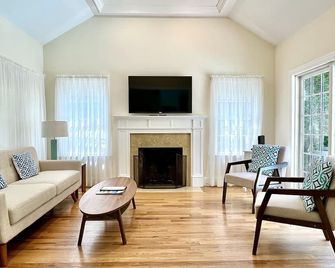 Prime East Hampton Village Location. Heated Pool. Walk To All! - East Hampton - Sala de estar