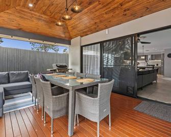 \'Northlakes Family Stay & Pool\' - North Lakes Q 4509 - North Lakes - Dining room