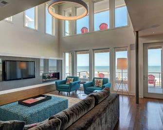 Modern Oceanfront Home With Elevator - Kure Beach - Sala de estar