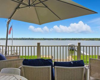 Luxe Lakefront Home with Hot Tub - Knox - Balcón