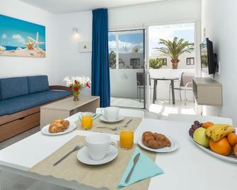 Apartamentos Livvo Oasis - Puerto del Carmen - Bedroom