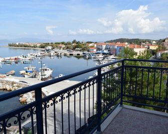 A cosy nest in the sea and sun. Family-sized house, 10 minutes from the beach. - Mytilene - Balcony