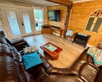 Private 4-Acre Country Woodland Retreat. Hot Tub. Pond. Fast Wifi. Gated Yard. - Fairfield - Living room