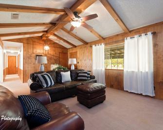 Peaceful Country Getaway with Hot Tub & Fresh Baked Treats. - Colorado City - Obývací pokoj