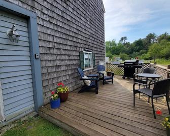 Large 1st Fl. Apt. on Coastal Route 1, private deck, 1 hr to Acadia Natl Park! - Searsport - Innenhof