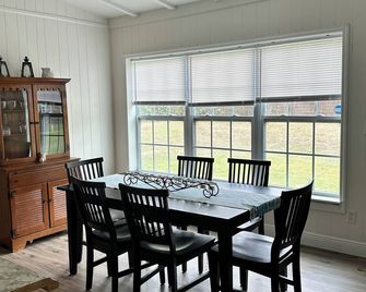 Charming 2-bedroom bungalow on a Private Lake. Great fishing & close to Disney! - Groveland - Dining room