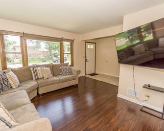 Beautiful House near Downtown Chicago - Carol Stream - Oturma odası