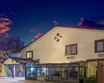 Super 8 by Wyndham Champaign - Champaign - Rakennus