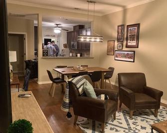 Town Home 4.5 Miles From Texas A&M - College Station - Living room