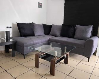 Charming 1-bedroom house with WiFi and AC in brilliant Las Glorias - Guamúchil - Sala de estar