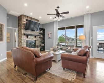 Waterfront Luxury Getaway for Gatherings - 180 Degree Views, Large Deck & Dock - Bridgeport - Obývací pokoj