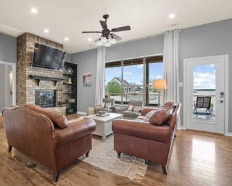 Peaceful Lakefront Retreat - Dock, Kayak & Sunrise Views - Sleeps 12 - Bridgeport - Huiskamer