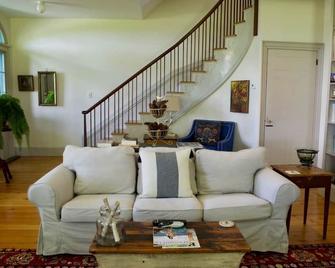 Room for 10. Only 8 lakeside miles to Cooperstown/3 miles to Glimmerglass Opera. - Richfield Springs - Living room