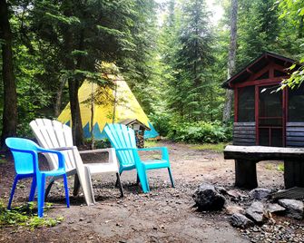 Tipi Rental Surrounded by Woodlands in Nominingue, Canada - Nominingue - Patio