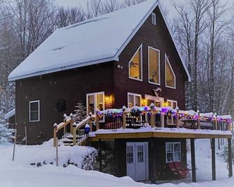 Cozy Chalet adjacent to Kingdom Trails bike, hike, ski, or just relax - East Burke - Building