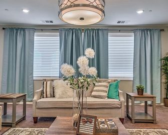 1000mbps Wifione Story Luxury 5 Bedrooms Model Home - Jurupa Valley - Living room