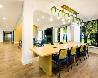Explore Philly's Attractions! Pet-friendly Property, Free Airport Shuttle! - Philadelphia - Dining room