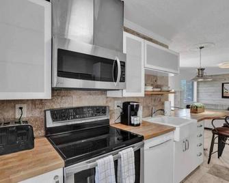 Waves Beach Town 2br Apartment - Pompano Beach - Kitchen