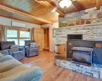 Hill City Haven about 23 Mi to Rapid City! - Hill City - Living room